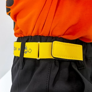 Detail eines gelben elastischen Kindergürtels mit Leder-Schnalle und Cartoon-Prints