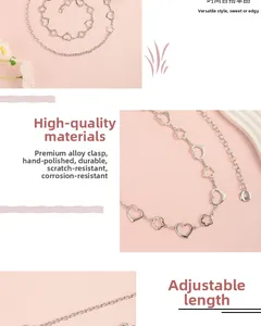 Vue détaillée de la chaîne en métal argenté avec pendentifs en forme de cœur et fleur