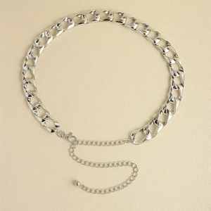 Detailansicht der klobigen silbernen Bordsteinkette mit Hochglanzfinish und Karabiner