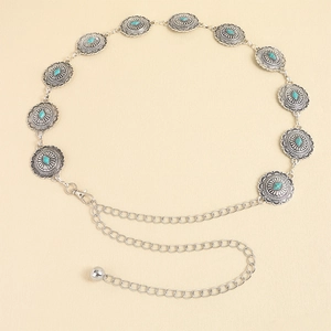 Détail de pierres turquoise serties dans des médaillons gravés de ceinture bohème