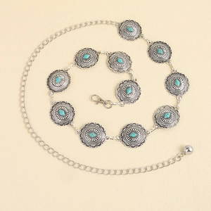 Vue détaillée de la ceinture en métal argenté vintage avec turquoise et gravures ethniques