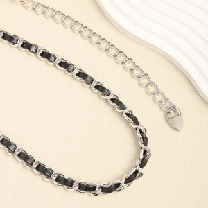 Silberne Metallkette Gürtel mit schwarzem Leder verflochten und verstellbarem Anhänger