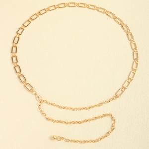 Détail de la ceinture chaîne dorée à maillons rectangulaires avec extension et petit pendentif