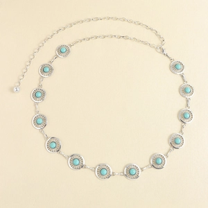 Détail de la chaîne de taille ethnique argentée avec turquoise et motifs gravés
