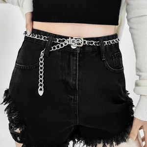 Silberne Metall-Ketten-Gürtel für Damen auf schwarzen Jeans-Shorts mit Wassertropfen-Anhänger