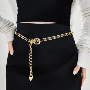 Nahaufnahme der goldfarbenen Metallkette mit Ledergeflecht und Herz-Anhänger Detail
