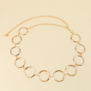 Détail d'une ceinture chaîne dorée à maillons circulaires avec extension réglable et perles