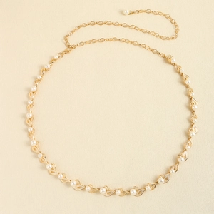 Détail de la ceinture dorée en métal avec perles et chaîne réglable pour les robes