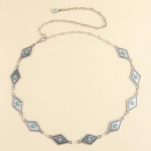 Détails de la ceinture bohème en métal argenté avec incrustations de turquoise et gravures