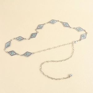 Détail de la chaîne de taille bohème avec des inserts turquoise et des plaques en losange