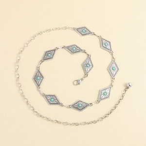 Détail de la chaîne de taille en métal vintage avec perles turquoise et gravures