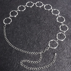 Détail de la ceinture chaîne à anneaux en métal argenté poli avec pendentif boule