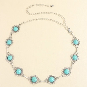 Détail de la chaîne de taille bohème en alliage argenté avec décors floraux en turquoise