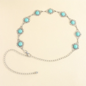 Détail de la ceinture vintage argentée avec pierres turquoises et motifs floraux