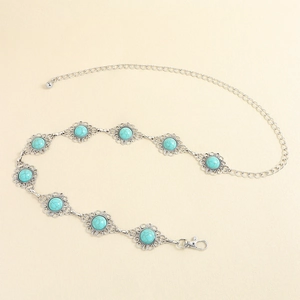 Détail de ceinture argentée vintage avec pierres turquoises et motifs floraux gravés