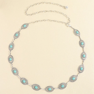 Vue détaillée d'une ceinture chaîne bohème en métal argenté avec incrustations turquoise