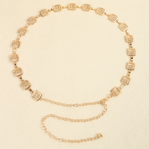 Détail de la ceinture chaîne dorée avec maillons carrés évidés et fermoir mousqueton