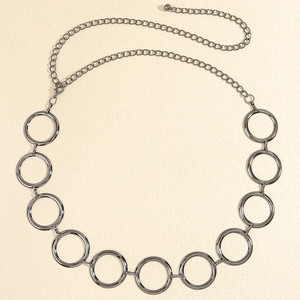 Détail de la ceinture chaîne à anneaux en métal argenté poli avec fermoir ajustable