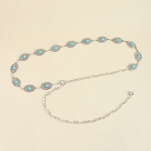 Détail d'une chaîne de taille en métal bohème avec incrustations de turquoise bleue