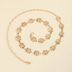Ceinture chaîne dorée élégante avec maillons carrés et fermoir mousqueton ajustable