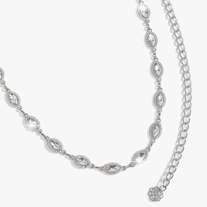 Dettaglio della cintura a catena argento con cristalli marquise e ciondolo a rosa