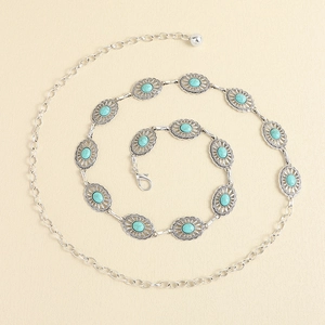 Détails d'une chaîne de taille argentée vintage avec pierres turquoise ovales
