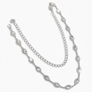 Dettaglio cintura a catena argento con gemme marquise verdi e ciondolo a forma di rosa