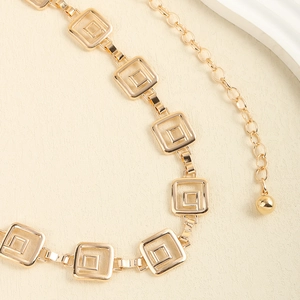 Ceinture chaîne dorée élégante avec maillons géométriques creux et pendentif boule polie