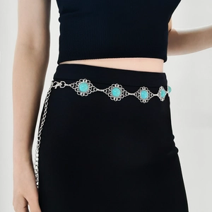 Détail de la chaîne de taille en argent vintage avec turquoise et gravures bohèmes