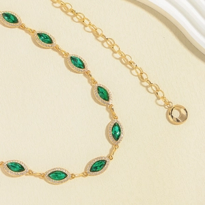 Elegante cintura a catena in lega dorata con smeraldi taglio marquise e piccoli strass