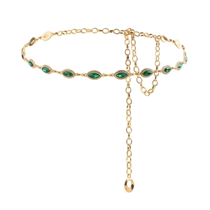 Elegante catena da vita in oro con smeraldi marquise e dettagli in cristallo