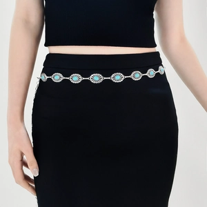 Détail de la chaîne de taille ethnique en métal avec turquoise et motifs gravés vintage