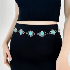 Détail de la ceinture chaîne bohème avec turquoise et motifs floraux argentés vintage