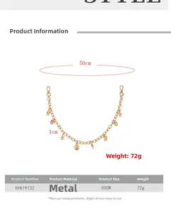 Vue détaillée d'une chaîne en métal doré de 50 cm avec pendentifs coquillages et étoiles