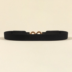 Détail d'une ceinture élastique noire dotée d'une boucle dorée à emboîtement élégant