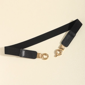 Détail de la ceinture élastique noire avec boucle dorée imbriquée et texture cuir grainé