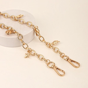 Détail d'une chaîne dorée avec pendentifs étoile de mer et tortue pour style de plage