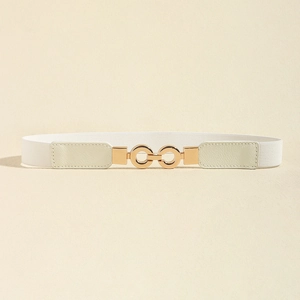 Détail d'une ceinture élastique blanche avec boucle en métal à double anneau doré