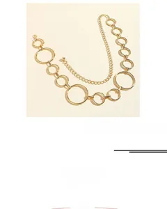 Detailansicht der 104cm goldenen Metall-Taillenkette mit verbundenen runden Ringen