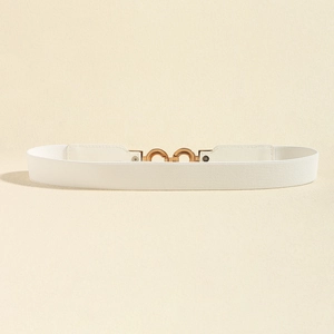 Gros plan d'une ceinture élastique blanche avec boucle emboîtable en métal doré