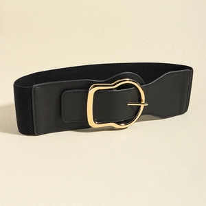 Détail d'une large ceinture élastique noire avec une grande boucle métallique dorée élégante