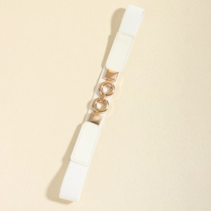 Détail d'une ceinture élastique blanche avec boucle circulaire dorée élégante