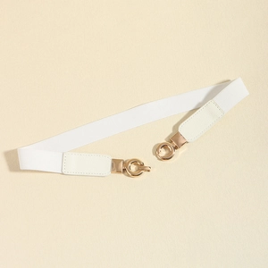 Détail d'une ceinture élastique blanche avec boucle en métal doré ronde entrelacée