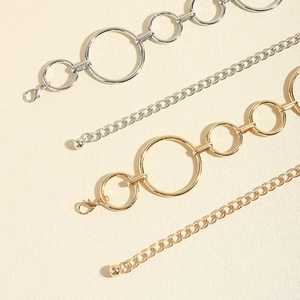 Detail von goldenen und silbernen Metall-Taillenketten mit Ringen und Karabinerverschluss