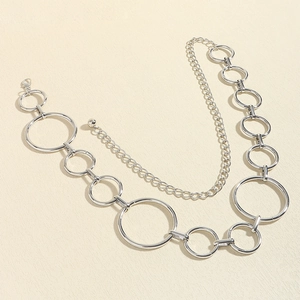 Eleganter Kettengürtel aus Silbermetall mit geometrischen Ringen für Kleider und Anzüge
