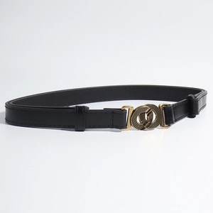 Detail van zwarte lederen riem met getextureerde gouden dubbele ringgesp en fijne stiksels