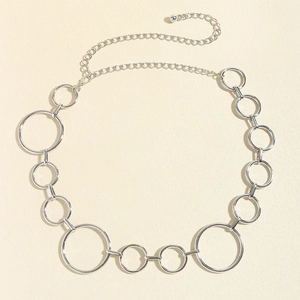 Detail der silbernen Metall-Taillenkette mit verstellbarem Karabinerverschluss und Verlängerung