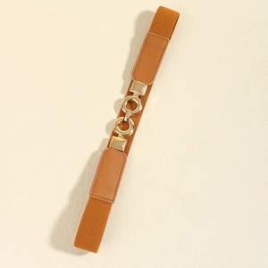Détail d'une ceinture élastique pour femme avec boucles dorées et tissu tressé marron