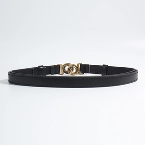 Detail van een dunne zwarte leren riem met twee elegante gouden metalen ringen