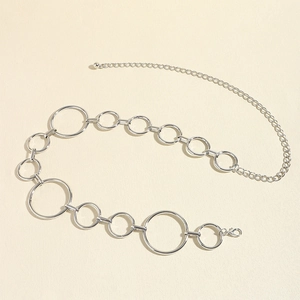 Detailansicht der silbernen Metall-Taillenkette mit polierten Ringen und Karabinerverschluss
